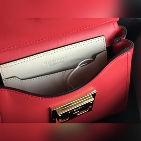 Сумка Givenchy. Можно носить в руке, на плече или через плечо, чт