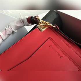 Сумка Givenchy. Можно носить в руке, на плече или через плечо, чт