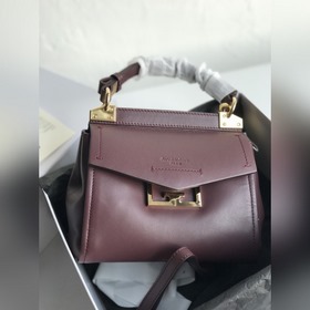 Сумка Givenchy. Можно носить в руке, на плече или через плечо. Оч