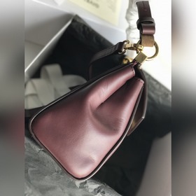Сумка Givenchy. Можно носить в руке, на плече или через плечо. Оч