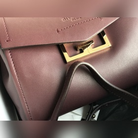 Сумка Givenchy. Можно носить в руке, на плече или через плечо. Оч