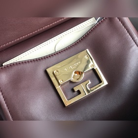 Сумка Givenchy. Можно носить в руке, на плече или через плечо. Оч