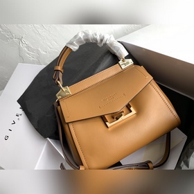 Сумка Givenchy Можно носить в руке, на плече или через плечо, чт