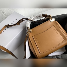 Сумка Givenchy Можно носить в руке, на плече или через плечо, чт