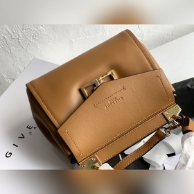 Сумка Givenchy Можно носить в руке, на плече или через плечо, чт