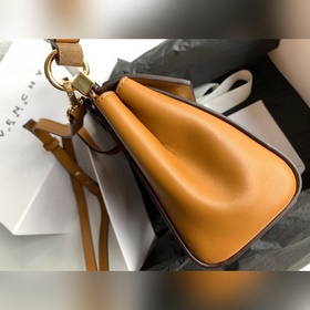 Сумка Givenchy Можно носить в руке, на плече или через плечо, чт