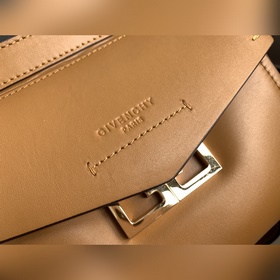 Сумка Givenchy Можно носить в руке, на плече или через плечо, чт