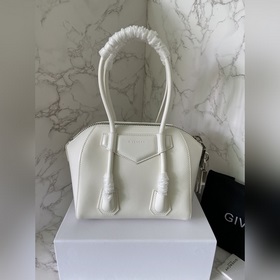 Givenchy Новая сумка Уникальный замок-аксессуар выглядит очень с
