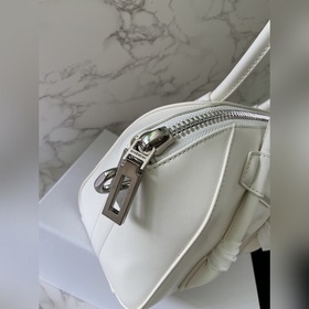 Givenchy Новая сумка Уникальный замок-аксессуар выглядит очень с