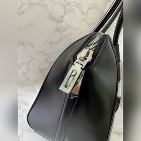 Givenchy Новая сумка Уникальный замок-аксессуар выглядит очень с