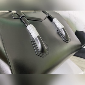 Givenchy Новая сумка Уникальный замок-аксессуар выглядит очень с