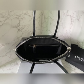 Givenchy Новая сумка Уникальный замок-аксессуар выглядит очень с