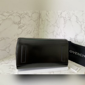 Givenchy Новая сумка Уникальный замок-аксессуар выглядит очень с
