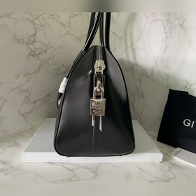Givenchy Новая сумка Уникальный замок-аксессуар выглядит очень с