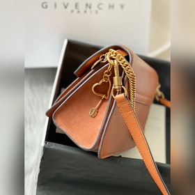 Givenchy Сумка через плечо Очень милая, удобная, легкая и проста
