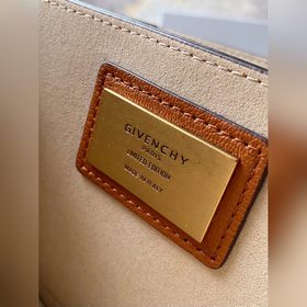 Givenchy Сумка через плечо Очень милая, удобная, легкая и проста