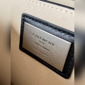Сумка через плечо Givenchy Любимая сумка, удобная, легкая, удобн