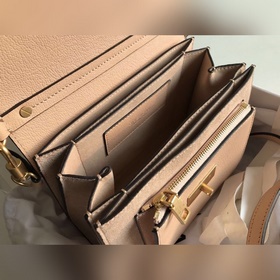 Givenchy Сумка через плечо Очень милая, удобная, легкая и проста