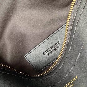 Сумка через плечо Givenchy Сочетает в себе простоту, модный стил