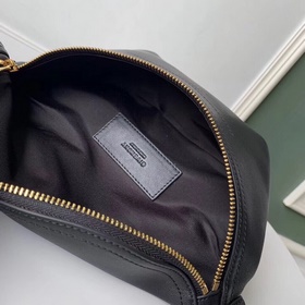 Сумка через плечо Givenchy Сочетает в себе простоту, модный стил