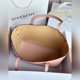 Сумка Givenchy Bond из телячьей кожи с тиснением Вся сумка изгото
