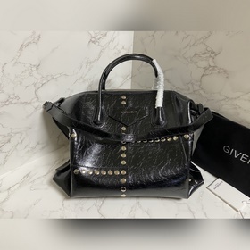 Givenchy представил новую сумку Antigona Soft Эта сумка полностью