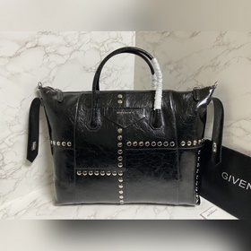 Givenchy представил новую сумку Antigona Soft Эта сумка полностью