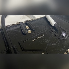 Givenchy представил новую сумку Antigona Soft Эта сумка полностью