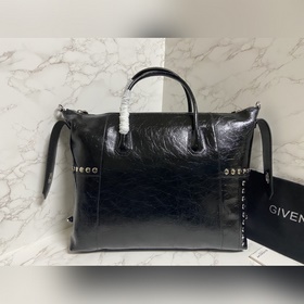 Givenchy представил новую сумку Antigona Soft Эта сумка полностью