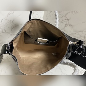Givenchy представил новую сумку Antigona Soft Эта сумка полностью