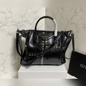 Givenchy представил новую сумку Antigona Soft Эта сумка полностью