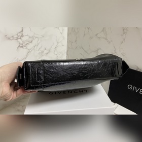 Givenchy представил новую сумку Antigona Soft Эта сумка полностью