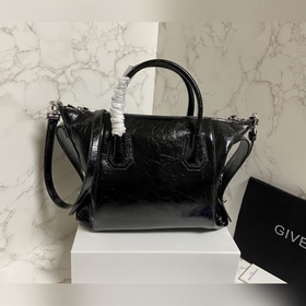 Givenchy представил новую сумку Antigona Soft Эта сумка полностью