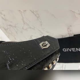 Givenchy представил новую сумку Antigona Soft Эта сумка полностью