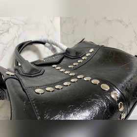 Givenchy представил новую сумку Antigona Soft Эта сумка полностью