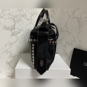 Givenchy представил новую сумку Antigona Soft Эта сумка полностью