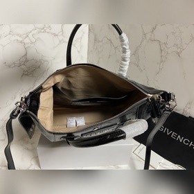 Givenchy представил новую сумку Antigona Soft Эта сумка полностью