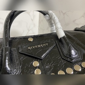 Givenchy представил новую сумку Antigona Soft Эта сумка полностью