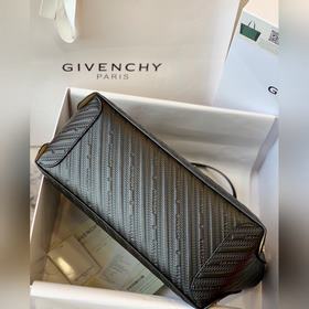 Givenchy одноплечевая сумка Сумка из телячьей кожи с тиснением В