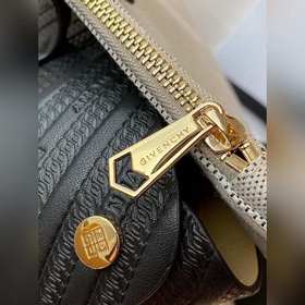 Givenchy одноплечевая сумка Сумка из телячьей кожи с тиснением В