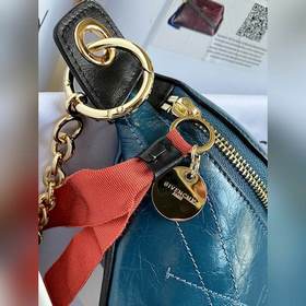 Новая модель «ID поясная сумка» от Givenchy. Сочетает в себе прос