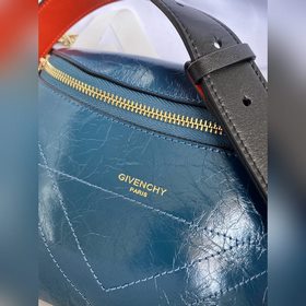 Новая модель «ID поясная сумка» от Givenchy. Сочетает в себе прос