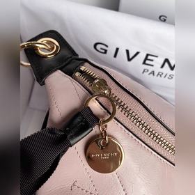 Givenchy  Новинка весны-лета «ID поясная сумка». Сочетает в себе