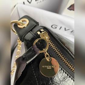 Givenchy  Новинка весны-лета «ID поясная сумка». Сочетает в себ