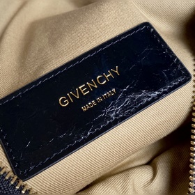 Givenchy  Новинка весны-лета «ID поясная сумка». Сочетает в себ