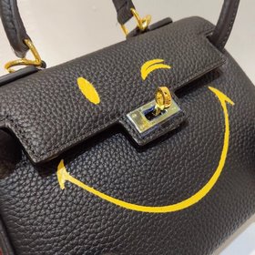 Hermès Сумка Constance с улыбающимся лицом станет ярким акцентом 