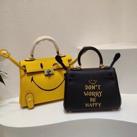 Hermès Сумка Constance с улыбающимся лицом станет ярким акцентом 