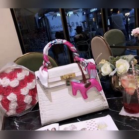 Hermès Сумка с крокодиловым узором и золотой застежкой из кожи бы