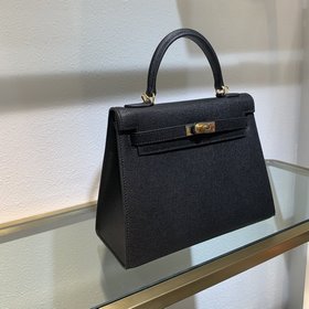 Hermès Сумка Kelly из гладкой телячьей кожи с мелким зерном. Сум