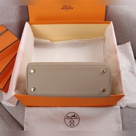 Hermès {Слоновая кость с золотой застежкой} Сумка Kelly Princess